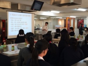 写真1 (岩澤先生の講義)