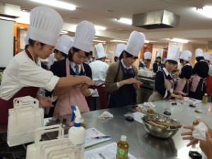 写真７(餡を包む大上）