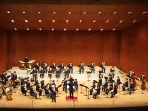 神戸文化ホールの大ホールをお借りして演奏させていただきました。