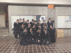 三月に卒業した先輩方と、在校生の部員の集合写真です。 教室で卒業を祝うパーティーをしました。