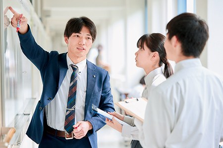 朝、休み時間、放課後など聞きたいときに先生が答えてくれます。