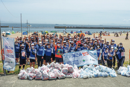 他校の生徒と一緒に須磨海岸でゴミ拾いを行います。