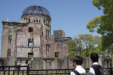 追悼セレモニーでは折り鶴を奉納し、平和の誓いを述べます。